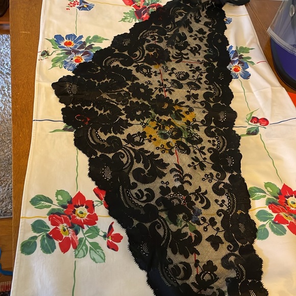 Vintage Black Lace Mantilla Veil – Spanish Style Floral Triangular Shawl - Picture 11 of 16